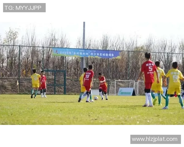 小孩用稚嫩声音向足球明星发出梦想呼唤的温暖瞬间